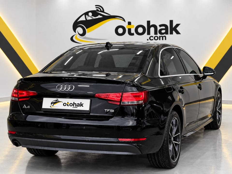 Siyah Audi A4'ün arka çapraz görünüşü
