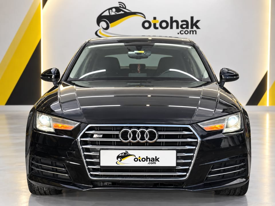 Siyah Audi A4'ün önden görünüşü