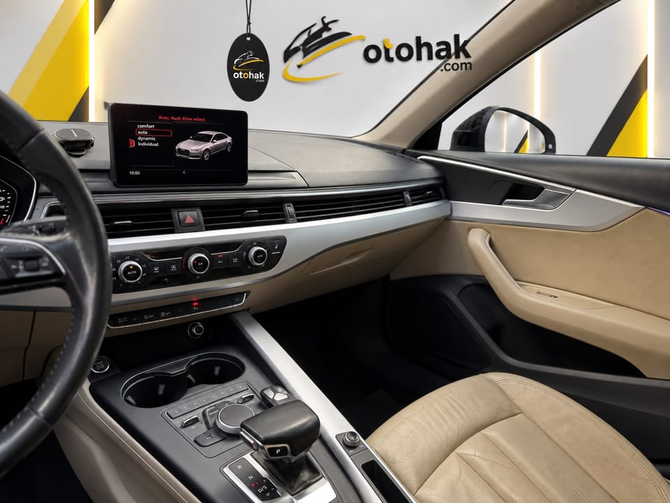 Siyah Audi A4'ün ön konsolu ve sürüş modu ekranı