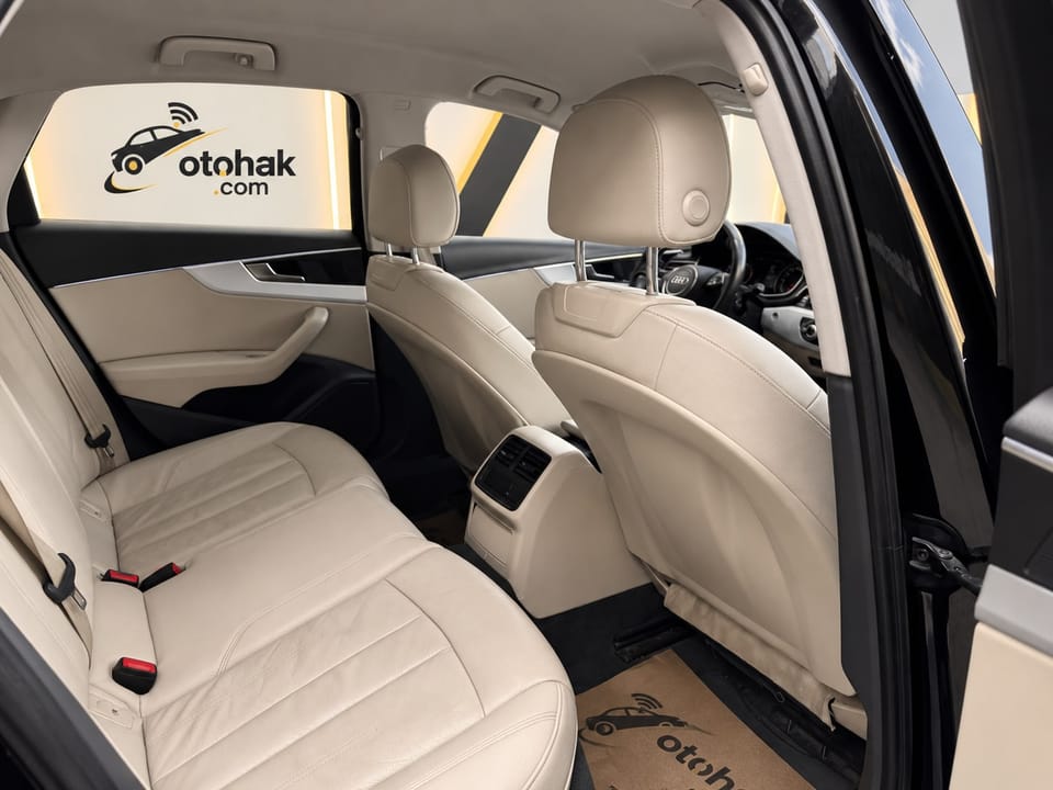 Siyah Audi A4'ün arka koltukları