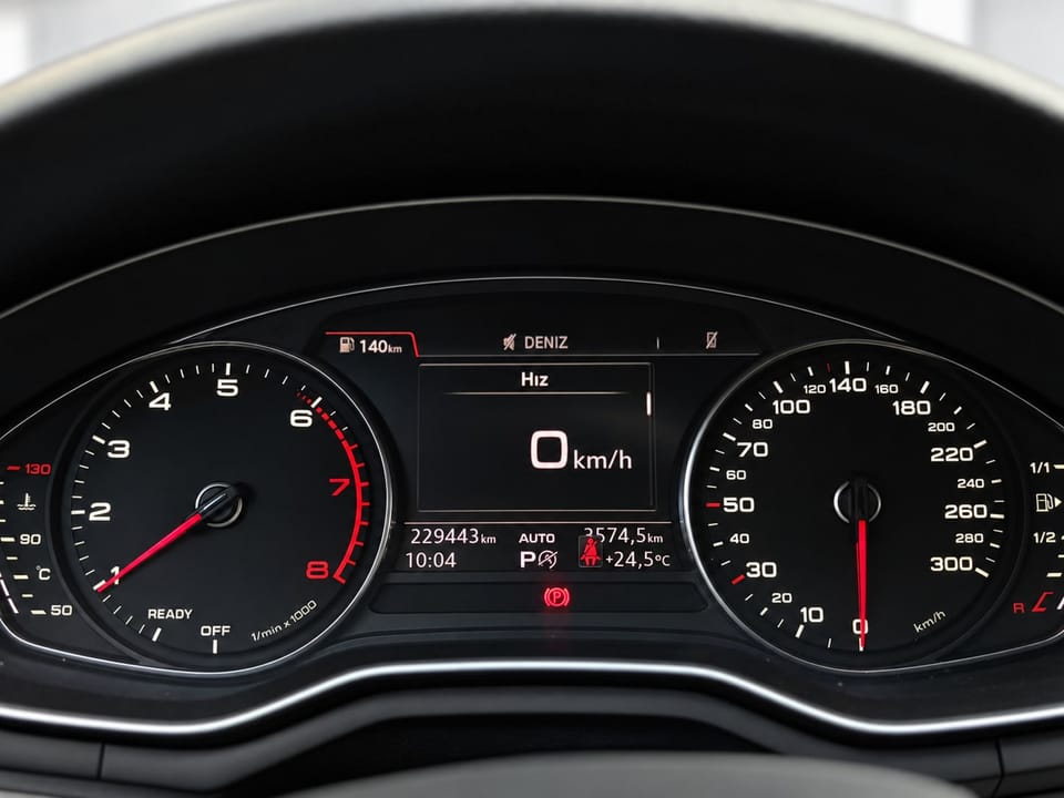Siyah Audi A4'ün gösterge paneli