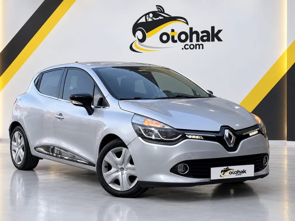 Gri Renault Clio'nun ön çapraz görünüşü (sol)