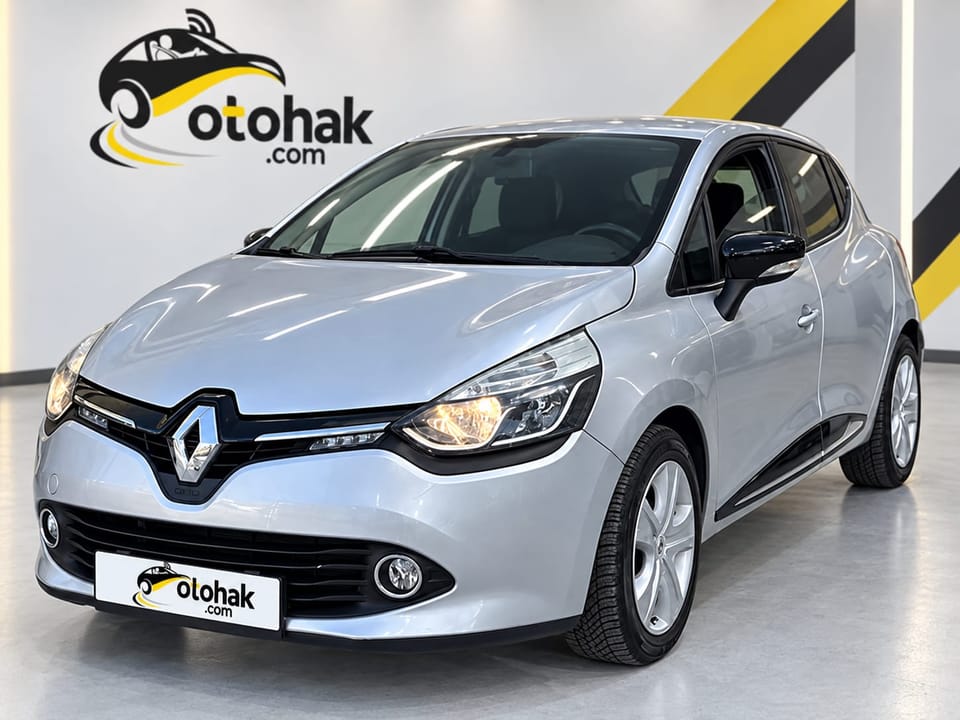 Gri Renault Clio'nun ön çapraz görünüşü (sağ)
