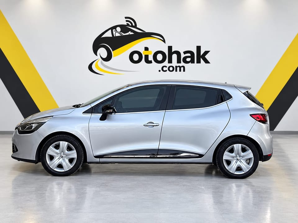 Gri Renault Clio'nun yandan görünüşü