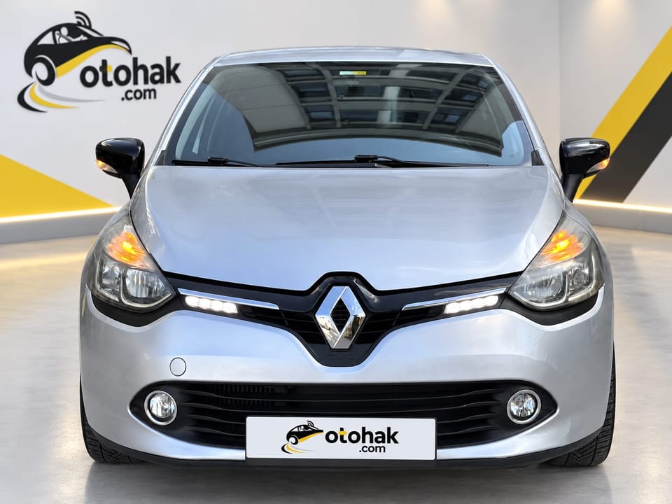 Gri Renault Clio'nun önden görünüşü