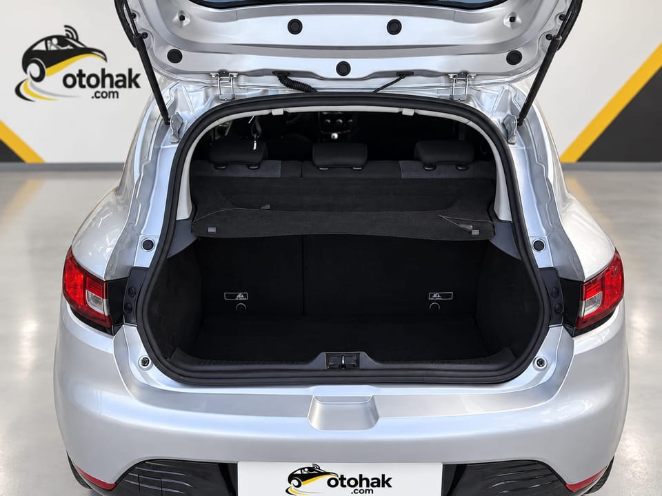 Gri Renault Clio'nun bagajı