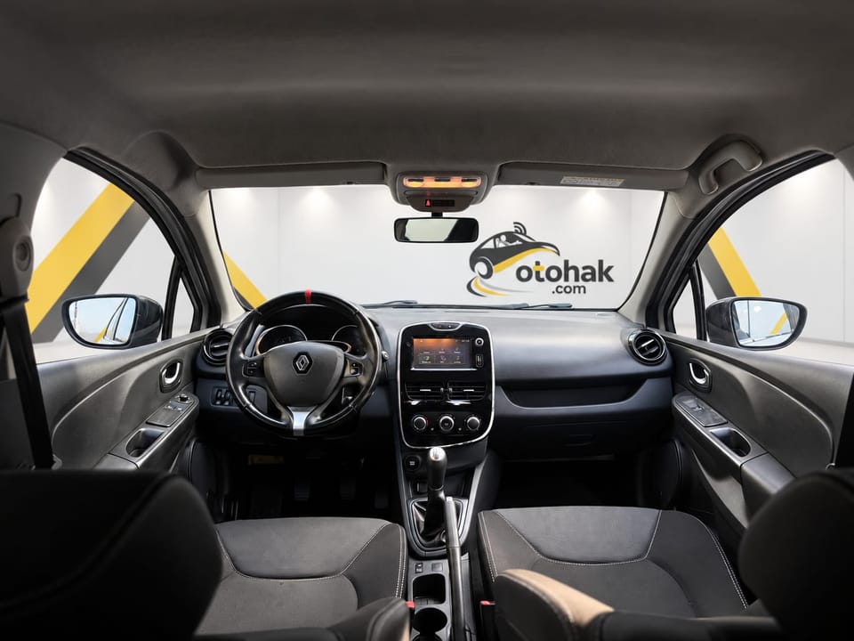 Gri Renault Clio'nun ön konsolu