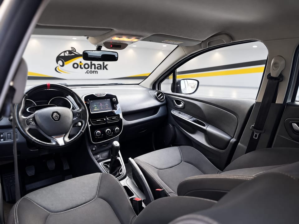 Gri Renault Clio'nun ön kabini