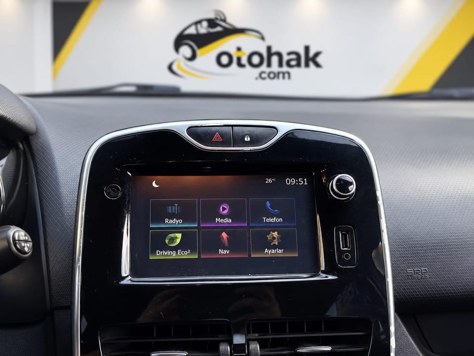 Gri Renault Clio'nun multimedya ekranı