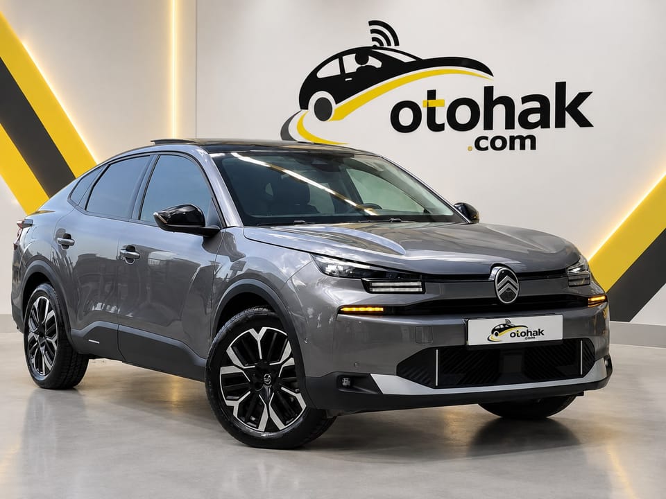 Gri Citroen e-C4 X'in ön çapraz görünüşü