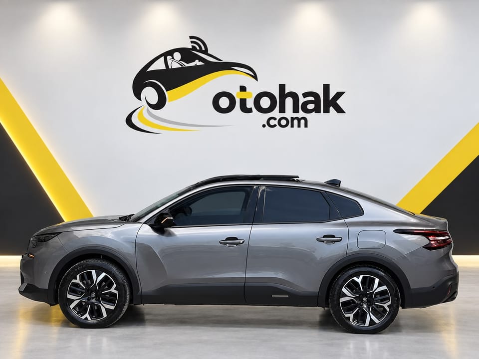 Gri Citroen e-C4 X'in yandan görünüşü