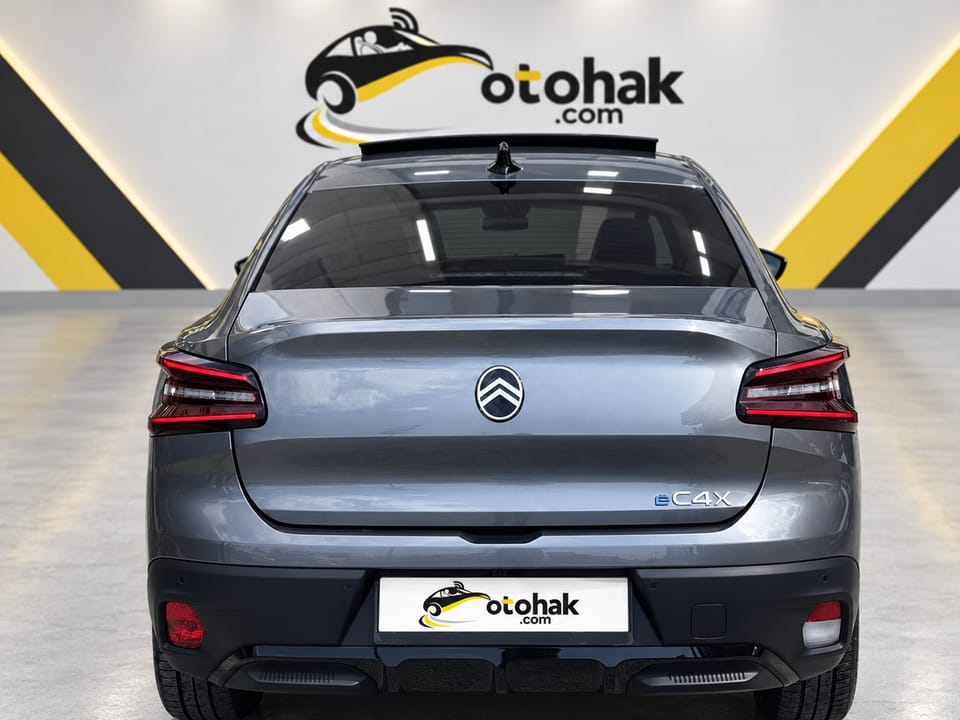 Gri Citroen e-C4 X'in arkadan görünüşü