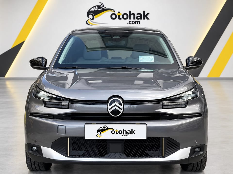 Gri Citroen e-C4 X'in önden görünüşü