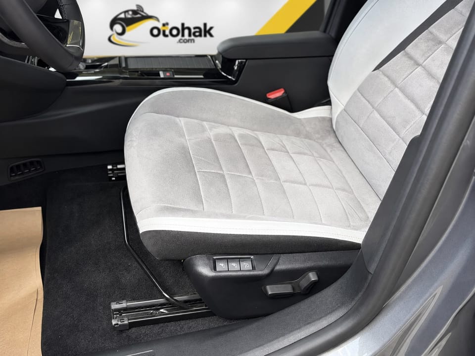 Gri Citroen e-C4 X'in sürücü koltuğu