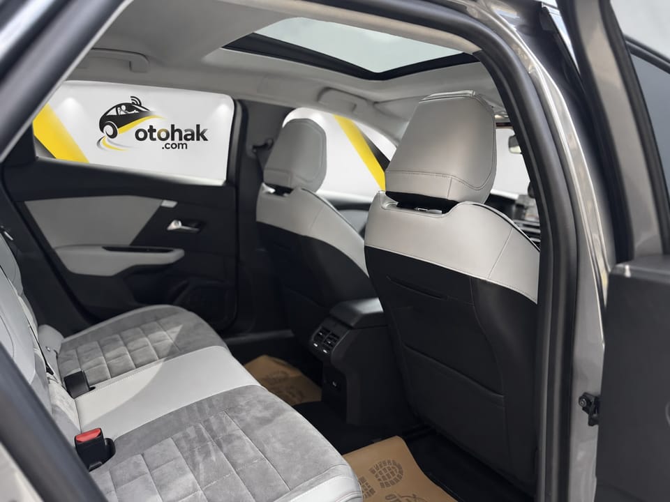 Gri Citroen e-C4 X'in arka koltukları