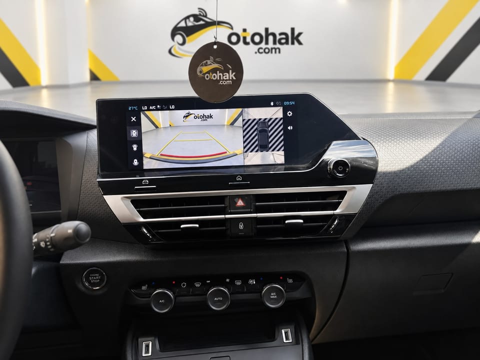 Gri Citroen e-C4 X'in multimedya ekranı ve geri görüş kamerası
