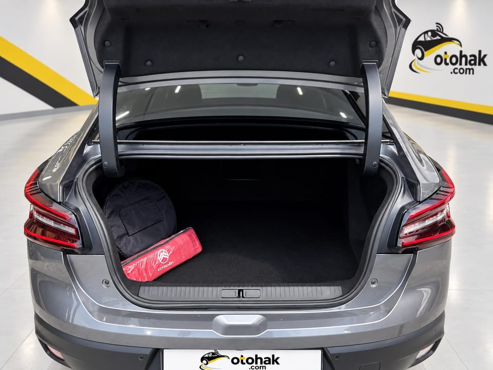 Gri Citroen e-C4 X'in açık bagajı