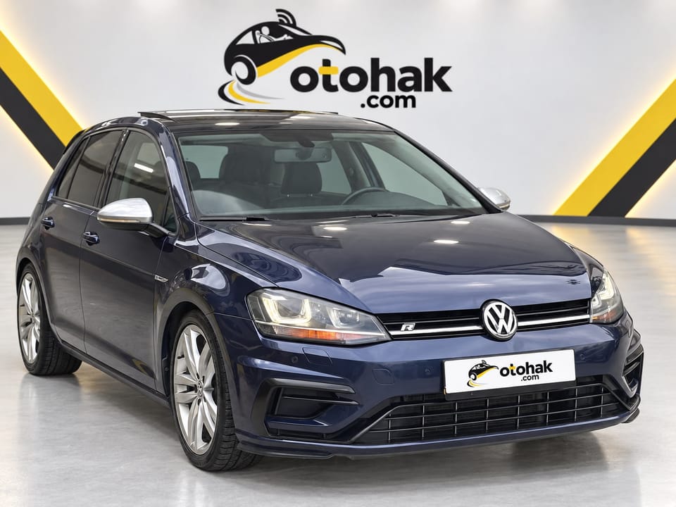 Lacivert Volkswagen Golf'un ön çapraz görünüşü