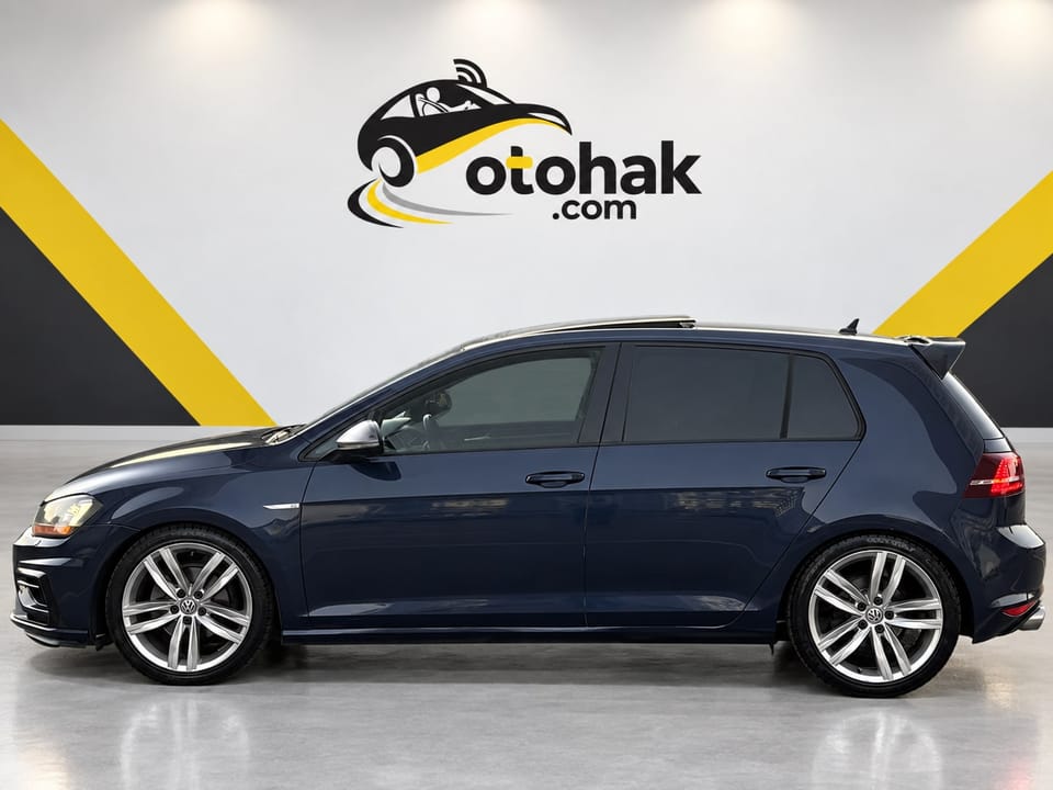 Lacivert Volkswagen Golf'un yandan görünüşü