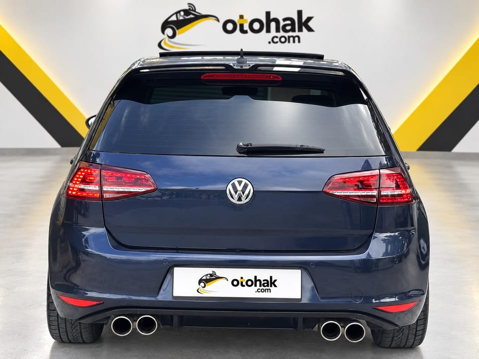 Lacivert Volkswagen Golf'un arkadan görünüşü