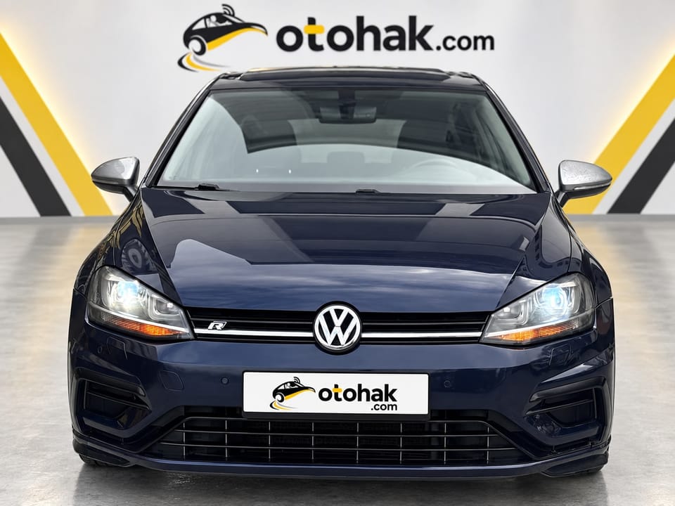 Lacivert Volkswagen Golf'un önden görünüşü