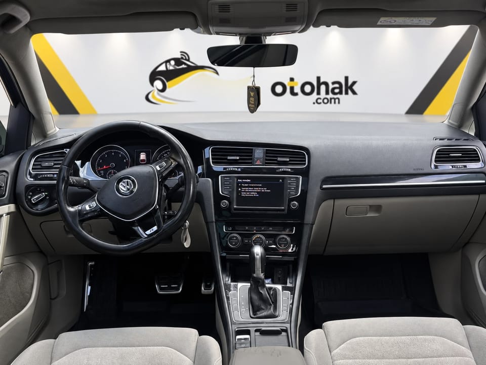 Lacivert Volkswagen Golf'un direksiyonu ve ön konsolu