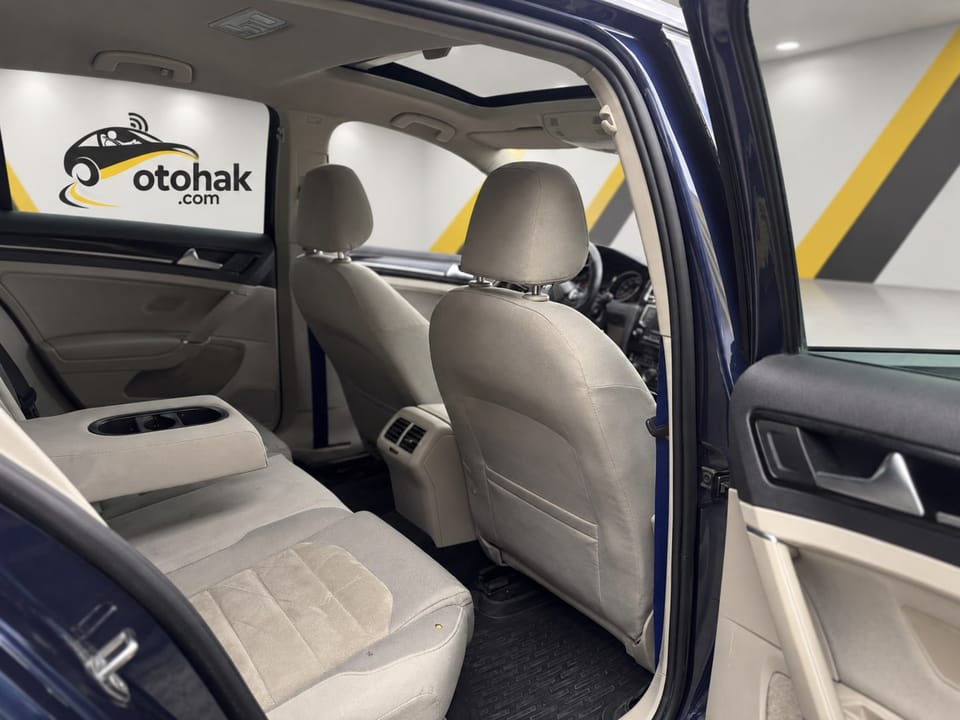 Lacivert Volkswagen Golf'un arka koltukları