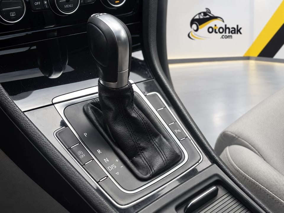 Lacivert Volkswagen Golf'un DSG vites kolu