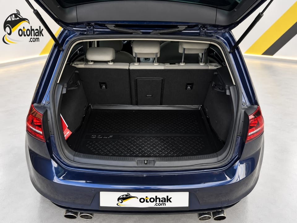 Lacivert Volkswagen Golf'un açık bagajı