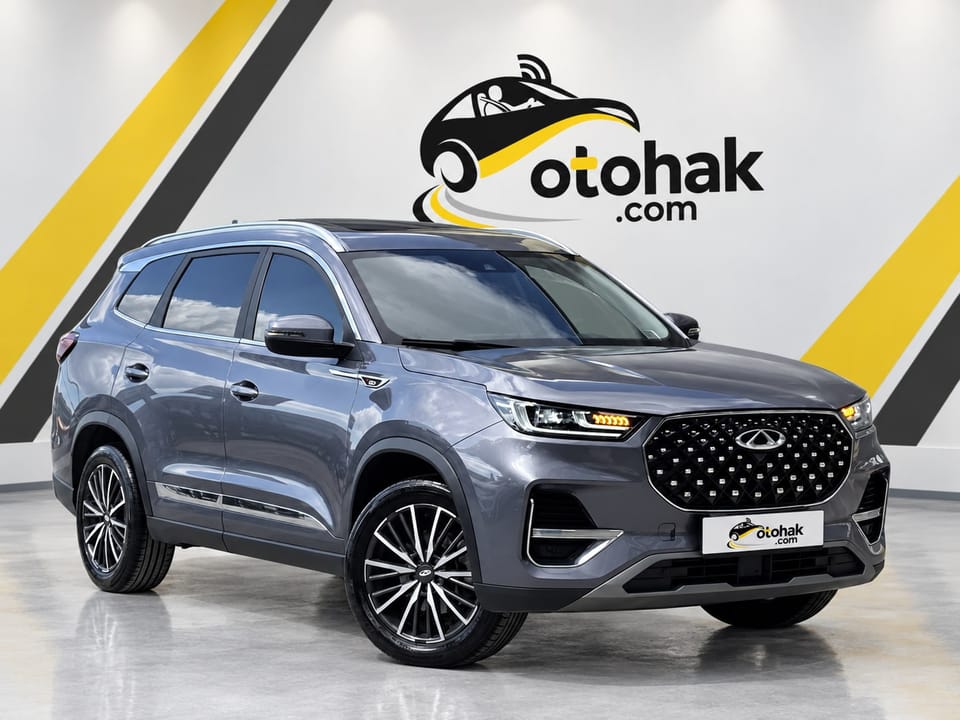 Gri Chery Tiggo 8 Pro'nun ön çapraz görünüşü