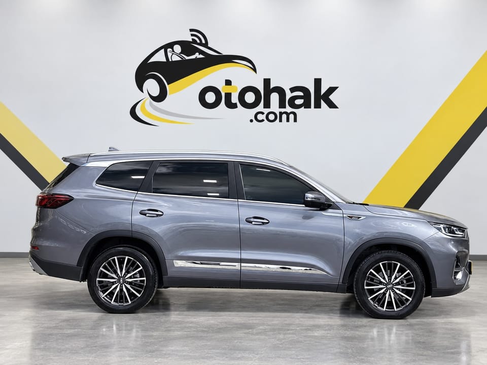 Gri Chery Tiggo 8 Pro'nun yandan görünüşü