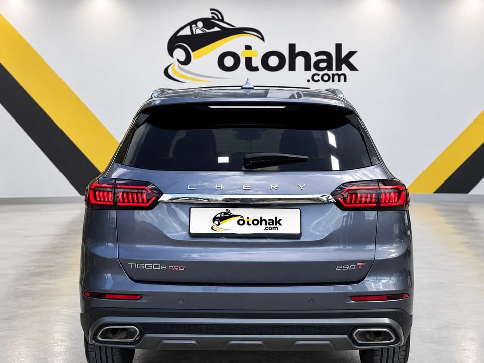 Gri Chery Tiggo 8 Pro'nun arkadan görünüşü