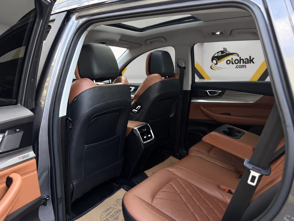 Gri Chery Tiggo 8 Pro'nun arka koltukları
