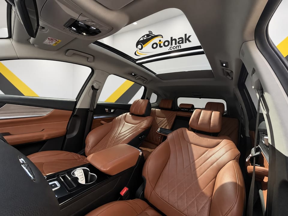 Gri Chery Tiggo 8 Pro'nun ön koltukları